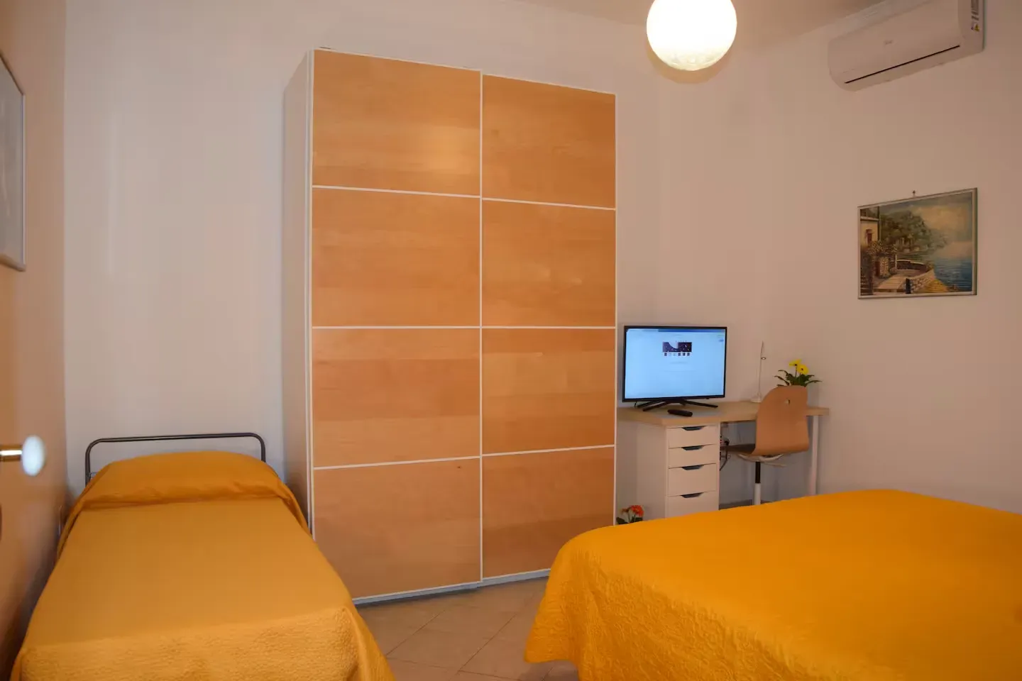 Yellow Room – beds