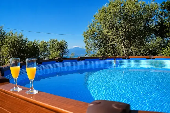 Piscina privata riscaldata di Oasi Celeste con vista sul Vesuvio
